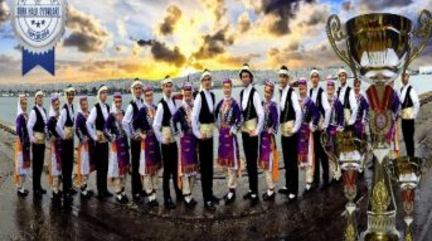 Halk Oyunları Kupaları Topluyor