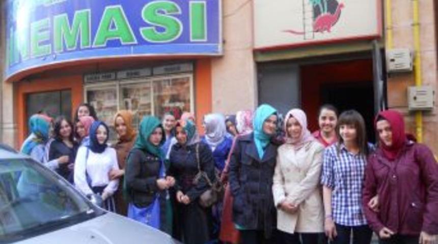 Selam Filmini Izlemek I&ccedil;in 90 Km Mesafedeki Uşak'a Gittiler