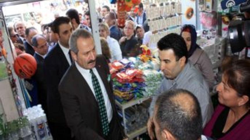 Bakan &Ccedil;ağlayan Vatandaşlara Simit Dağıttı, Emniyet Kemeri Mesajı Verdi