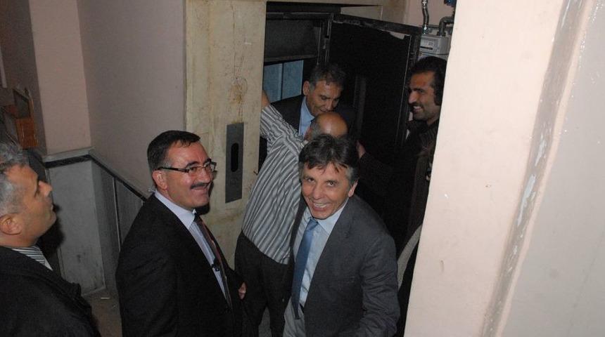 Akil İnsanlar Heyeti Asans&ouml;rde Mahsur Kaldı