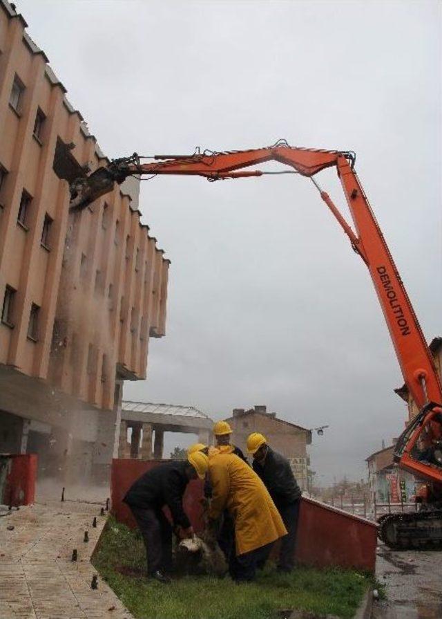 Kültür Sitesi Yıkımına Başlandı