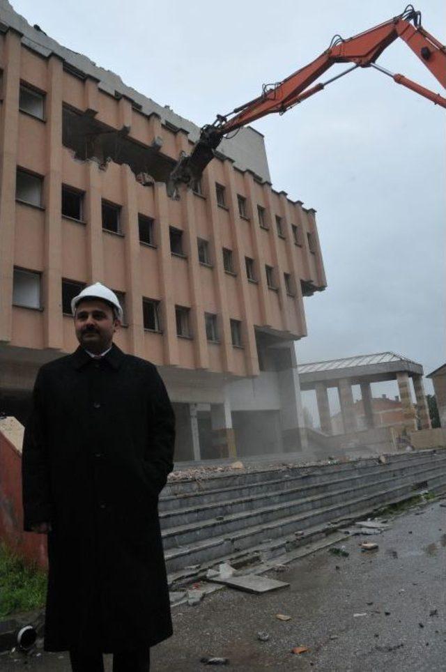 Yıkımına Başlanan K&uuml;lt&uuml;r Sitesi nin Yerine Park Yapılacak 3