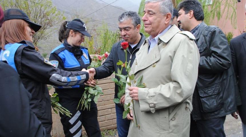 Akil İnsanlar, Hakkari Girişinde Polislerce Güllerle Karşıladı