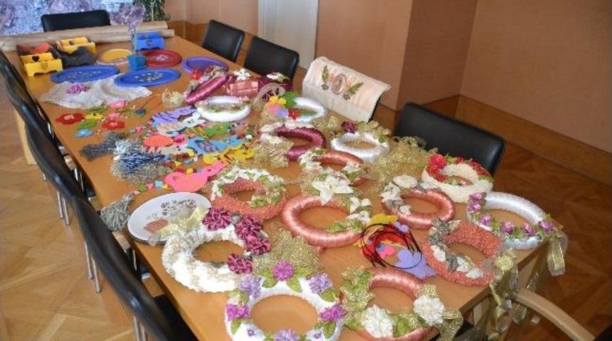 Kursiyerlerin El İşi Sanatları Parmak Isırtıyor