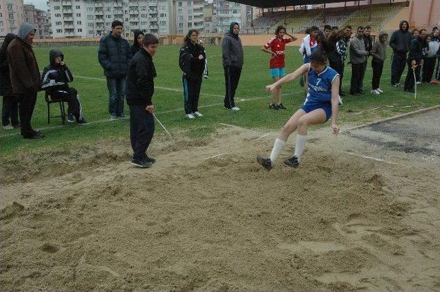 Okullar Arası Puanlı Atletizm Yarışmaları Başladı