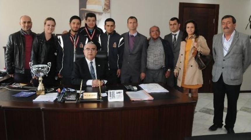 &Ccedil;orlulu Hentbolcular T&uuml;rkiye Şampiyonu Oldu