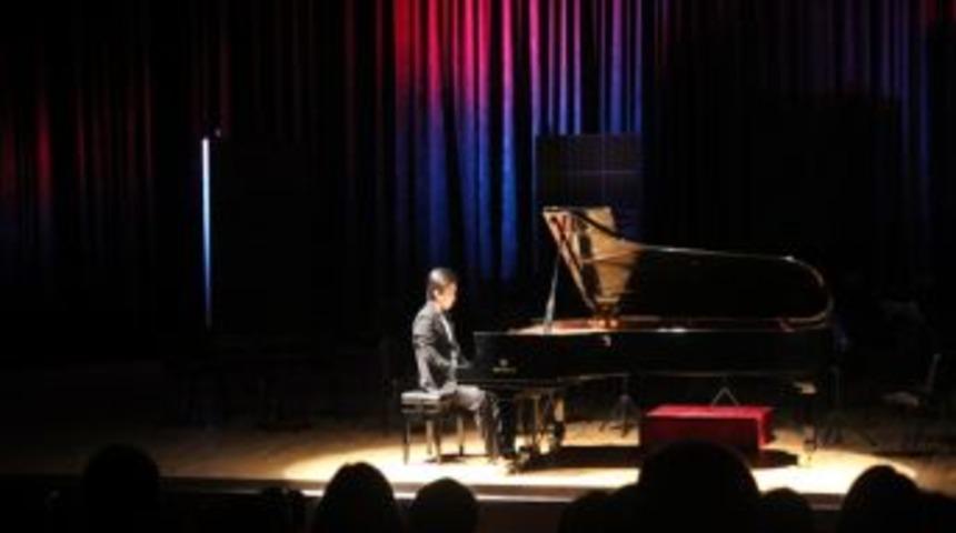Koreli Piyanist M&uuml;zik Ziyafeti Verdi