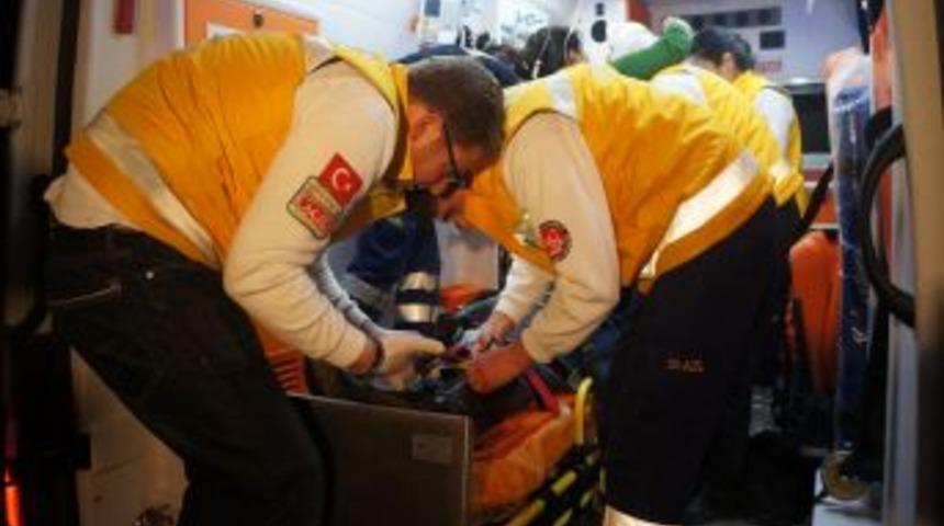 Kamyonet Kanalizasyon &Ccedil;ukuruna U&ccedil;tu: 2 Yaralı