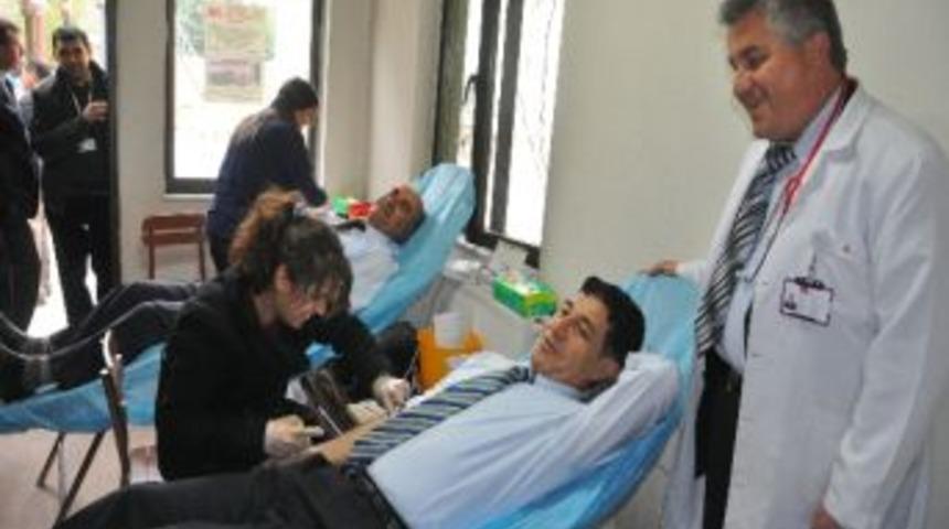 Soma Kaymakamı İle M&uuml;ft&uuml;s&uuml; Kan Bağışında Bulundu