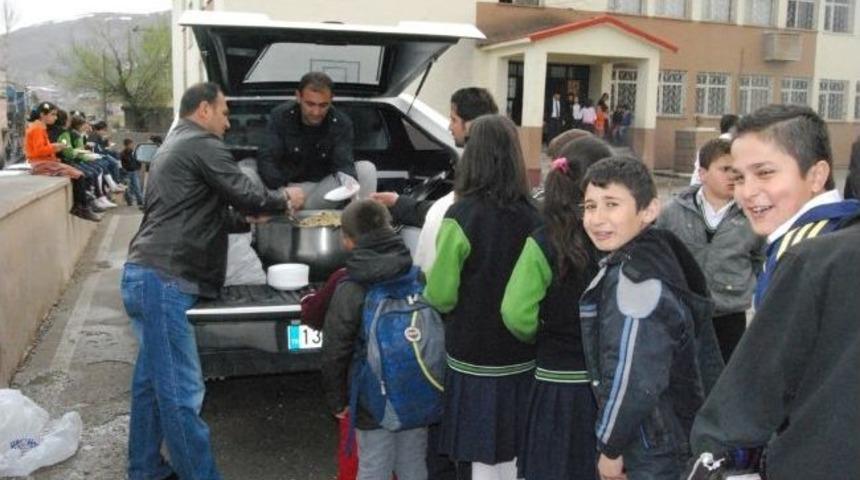 Tatvan&rsquo;da Etli Pilav Dağıtımı