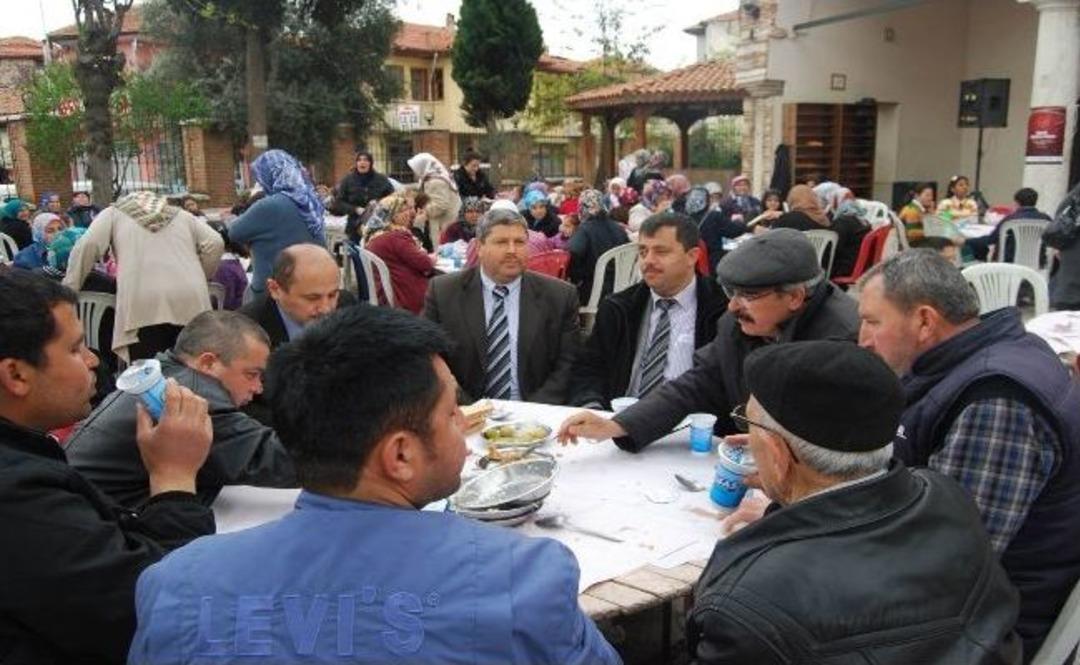 Kula Kurşunlu Camii Avlusunda Kutlu Doğum Yemeği İkramı Yapıldı