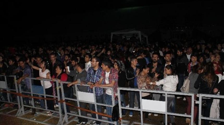 Doğa Yavuz Uydacı &Uuml;niversitelileri Coşturdu