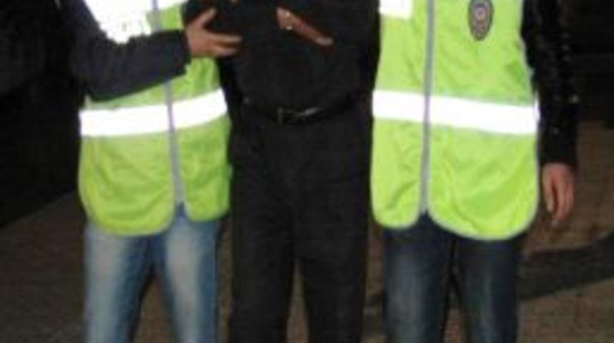 Hırsız &Ouml;nce G&uuml;venlik Kamerasına, Sonra Polise Yakalandı