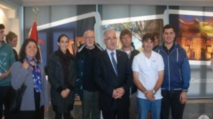 &Ccedil;anakkale Belediye Spor Bayan Voleybol Takımı Vali Tuna&rsquo;yı Ziyaret Etti