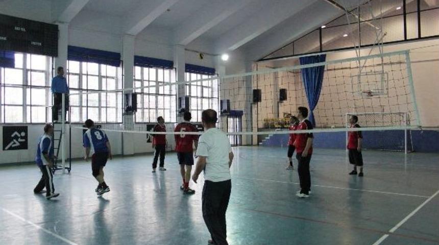 Aksaray'da &Ouml;ğretmenler Voleybol&rsquo;da Yarışıyor