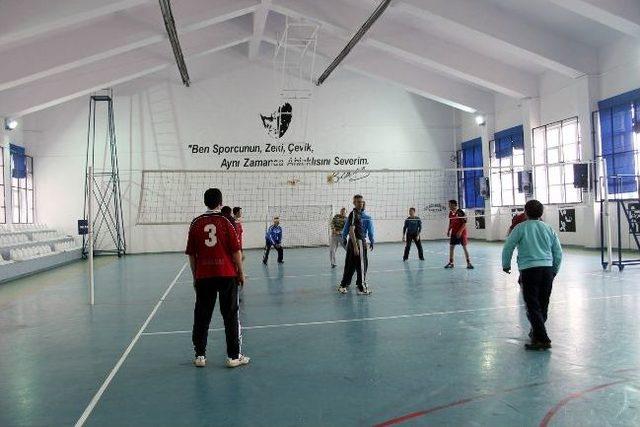 Aksaray'da Öğretmenler Voleybol’da Yarışıyor