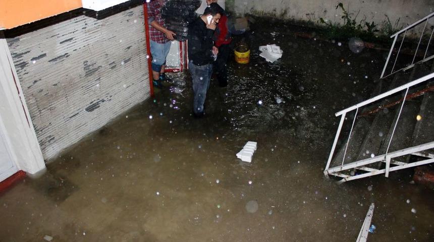 Hatay'da Sağanak Yağış Nedeniyle Evler Su Altında Kaldı