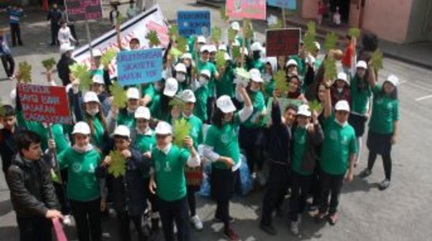 &Ouml;ğrenciler 'Gen&ccedil;lerin İyilik Ağacı' Projesiyle Caddede &Ccedil;&ouml;p Topladı