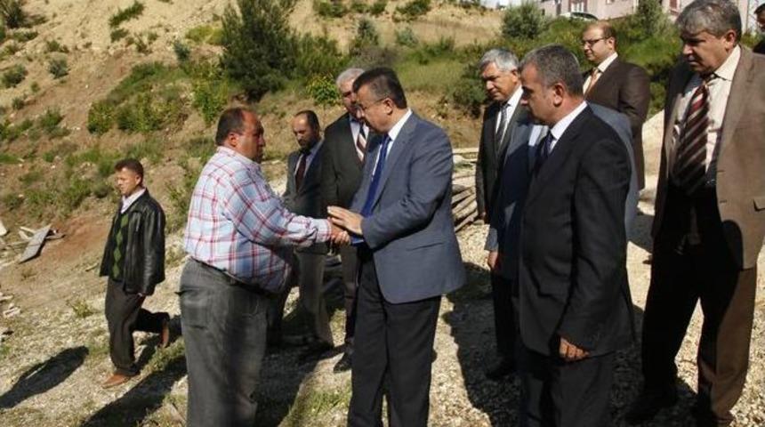 Vali Lekesiz, Kazada Hayatını Kaybeden &Ouml;ğrencilerin Ailelerini Ziyaret Etti