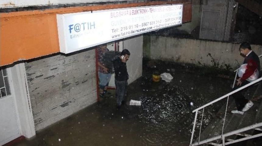 Hatay'da Sağanak Yağış Sebebiyle Ev Ve İş Yerlerini Su Bastı