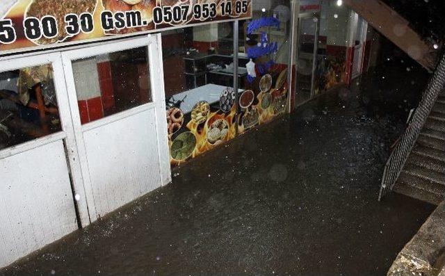 Hatay da Sağanak Yağış Sebebiyle Ev Ve İş Yerlerini Su Bastı 1