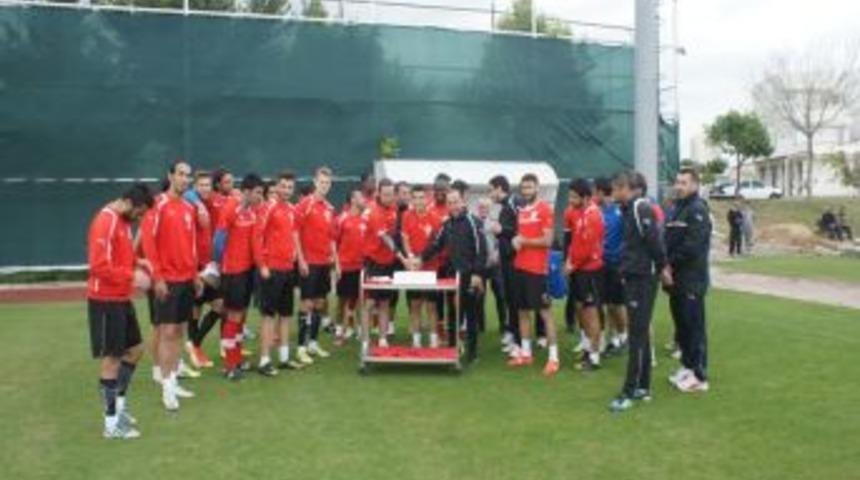 Emrah Başsan'a S&uuml;rpriz Doğum G&uuml;n&uuml;