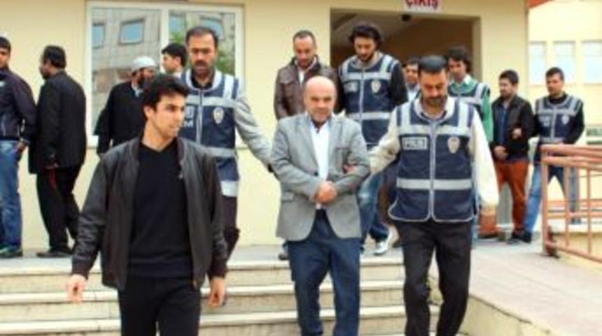 121 Ton Ka&ccedil;ak Ceviz I&ccedil;in R&uuml;şvet Veren 3 Kişi Ve G&uuml;mr&uuml;k Memuru Yakalandı