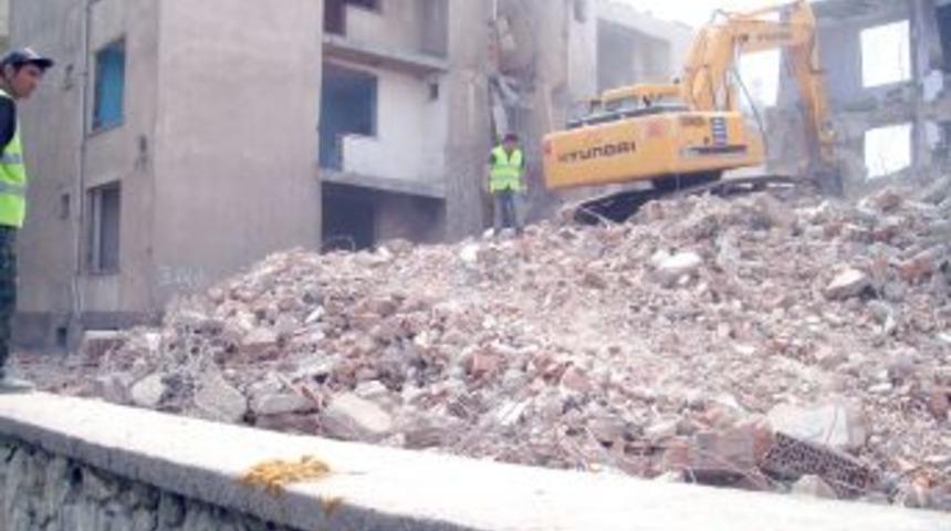 Afyon&rsquo;da Kentsel D&ouml;n&uuml;ş&uuml;m 35 Yıllık Binaların Yıkımıyla Başladı