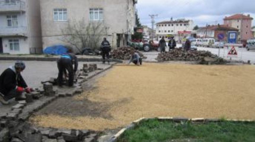 Eflani'de Bozulan Parke Taşları Yenileniyor