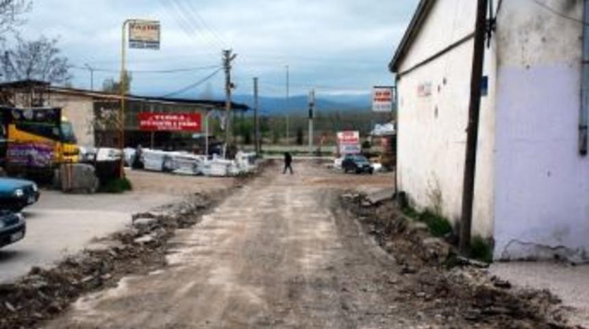 Gediz Sanayi Sitesi'nde Yol D&uuml;zenleme &Ccedil;alışması Yapılıyor