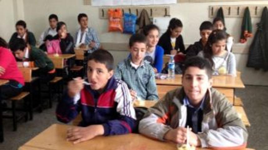 İlk&ouml;ğretim Okulunda &Ouml;ğrencilere Tatlı İkram Edildi