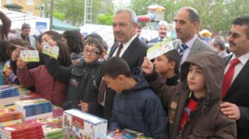 Turhal Belediye Başkan G&ouml;zen: Yabancılar Kırmızı Işıkta Bile Kitap Okuyor