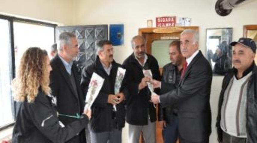 Yerk&ouml;y Belediyesi Kutlu Doğum Haftası Nedeniyle G&uuml;l Dağıttı