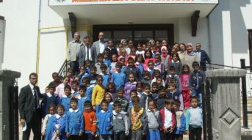 İlkokul &Ouml;ğrencilerinden Akranlarına Yardım