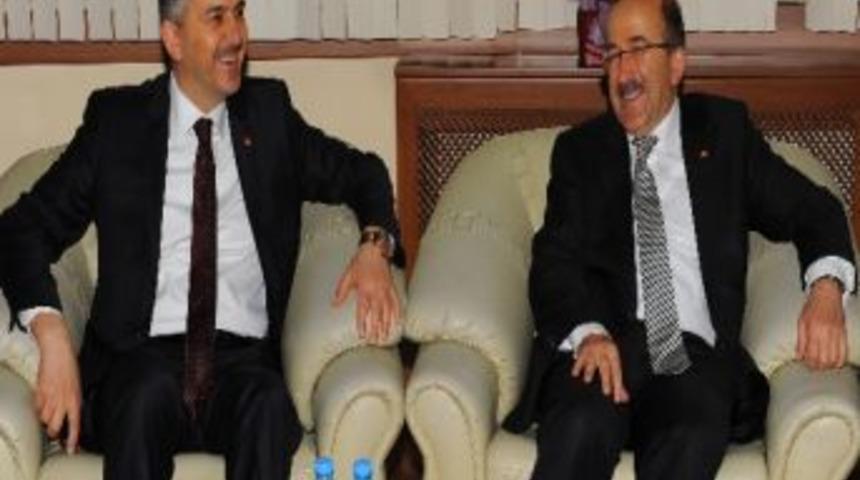 Başkan G&uuml;mr&uuml;k&ccedil;&uuml;oğlu, Giresun'un G&ouml;rele İl&ccedil;esinde Siyaset Akademisi'nde Yerel Y&ouml;netimler Dersi Verdi