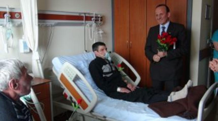 Ardahan'da Hastalara G&uuml;l Takdim Edildi