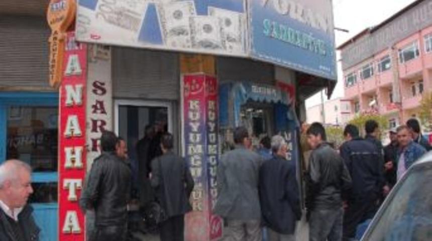 Kuyumcuyu oyalayıp kasayı boşalttılar