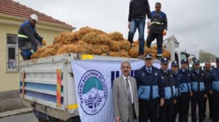 Kocasinan Mahallede Patates Dağıtıyor