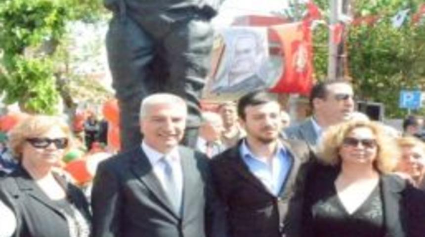 İzmirli Başpehlivan Karaali'nin Karşıyaka&rsquo;da Heykeli A&ccedil;ıldı