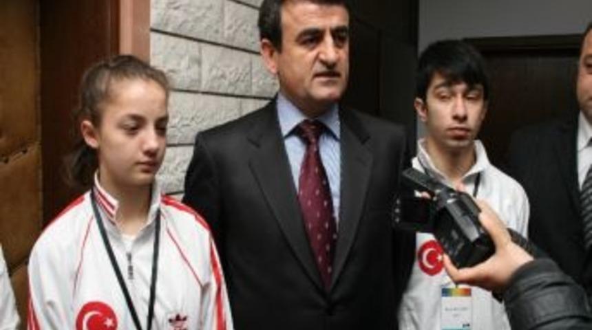 Kaymakam Demir&rsquo;den Şampiyon Sporculara &Ouml;d&uuml;l