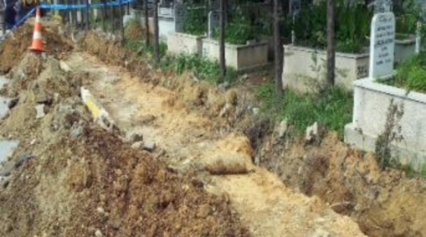 Mezarlıkta Patlamamış Top Mermisi Bulundu