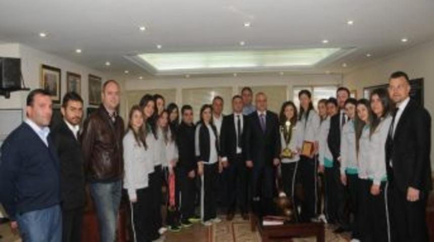 Başkan Erg&uuml;n Şampiyonları Ağırladı