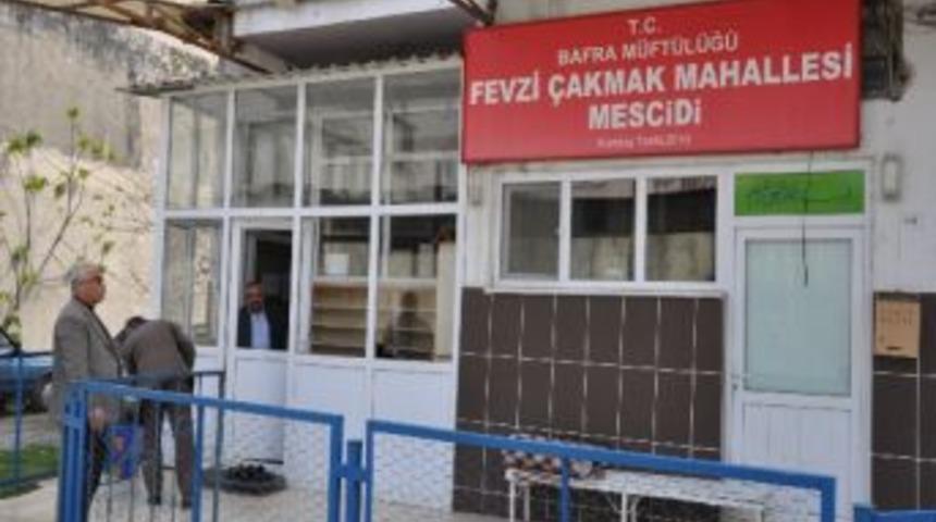 Mescidin Camlarını Kırdı