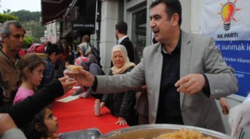 AK Parti'liler 'G&uuml;llerin Efendisi' Adına Kutlu Doğum Helvası Dağıttı