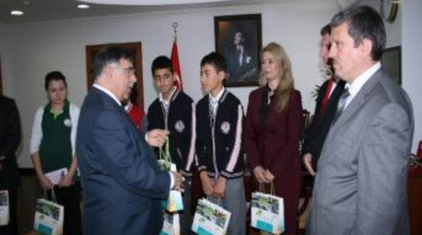 Vali Başarılı &Ouml;ğrencileri Ağırladı