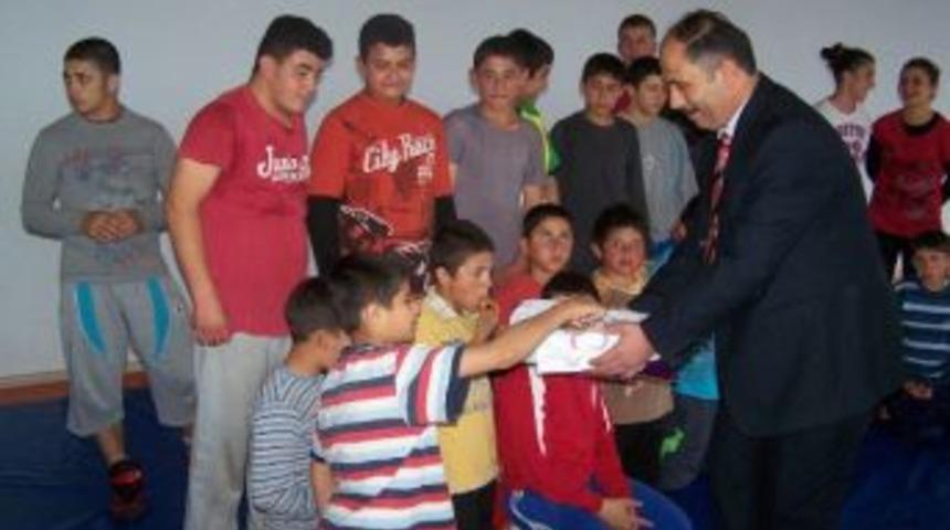 T&uuml;rkiye Şampiyonu Pehlivanlara Tatlı İkramı