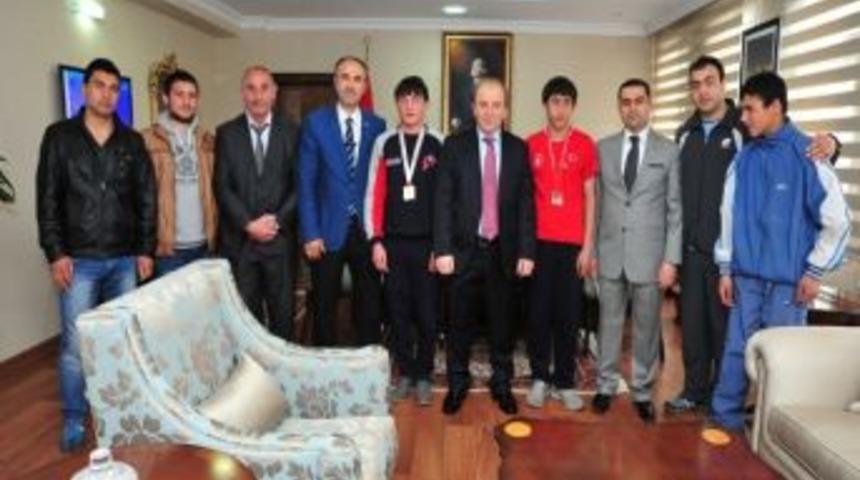 Vali &Ouml;zt&uuml;rk&rsquo;ten Başarılı Sporculara &Ccedil;eyrek Altın