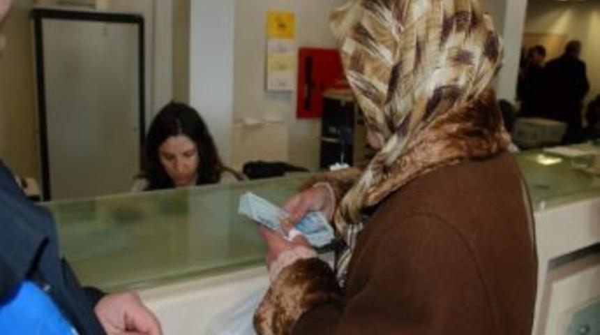 Yaşlı Kadın 8 Bin Tl Dolandırılmaktan Son Anda Kurtarıldı