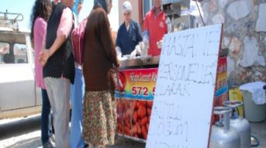 Hastane Personelinden Kutlu Doğum Lokması