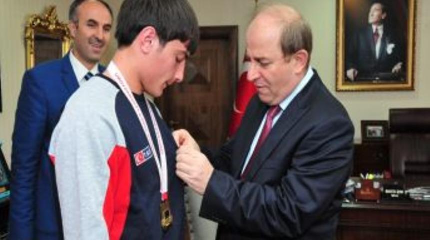 Vali &Ouml;zt&uuml;k, Başarılı Sporcuları Altınla &Ouml;d&uuml;llendirdi